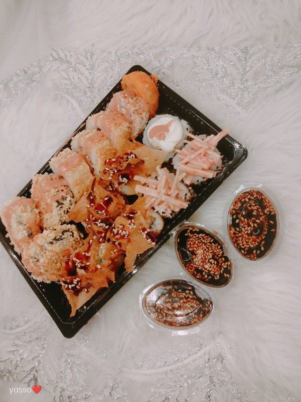 10 قطع سوشي + صوص